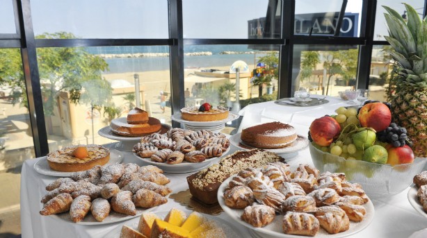 Riche petit-déjeuner à buffet